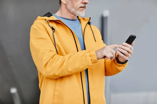 Обрезанный Снимок Пожилого Человека Помощью Смартфона Открытом Воздухе Бетонном Фоне — стоковое фото