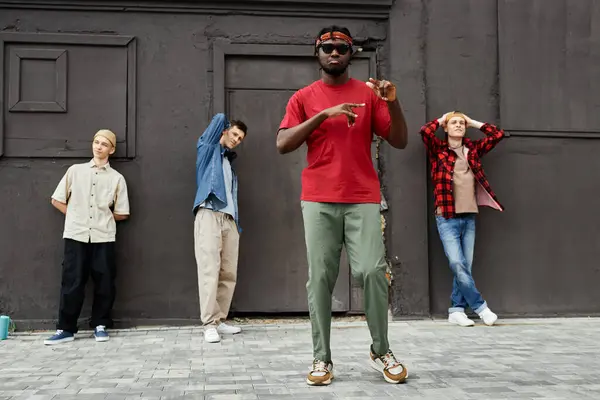 Diverse Hiphop Team Tegen Zwarte Muur Buiten Focus Afro Amerikaanse — Stockfoto