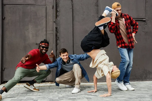 Volledige Opname Van Alle Mannelijke Hiphop Team Poseren Buiten Kijken — Stockfoto