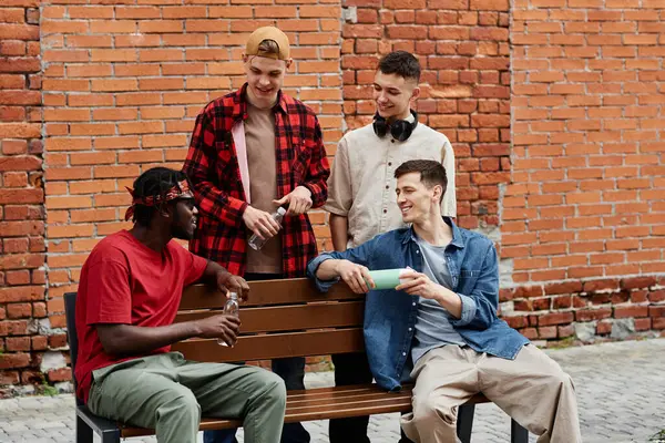 Různorodá Skupina Mladých Kluků Streetstyle Módě Při Sezení Lavičce Chatování — Stock fotografie