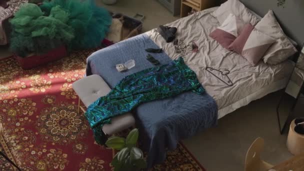 Alto Ángulo Ninguna Gente Disparo Dormitorio Desordenado Colorido Con Vestidos — Vídeo de stock