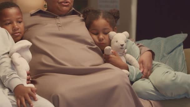 Przycięte Ujęcie Młodszego Brata Siostry Afroamerykanów Razem Kochającą Babcią Spędzają — Wideo stockowe