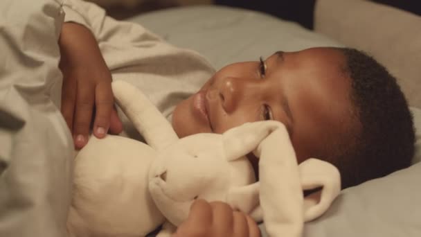 Medium Närbild Söt Afroamerikansk Tween Pojke Liggande Mjuk Filt Med — Stockvideo
