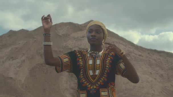 Alçak Açılı Zarif Afro Amerikan Bir Kadın Renkli Giyinmiş Sarı — Stok video