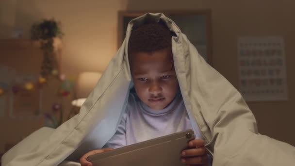 Zooma African American Elementär Ålder Pojke Gömmer Sig Mjuk Filt — Stockvideo