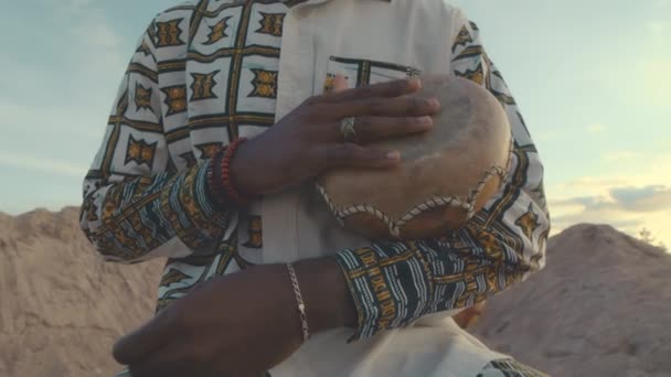Низький Кут Сповільнення Молодої Красивої Афроамериканської Людини Традиційному Прикрашеному Комбінезоні — стокове відео