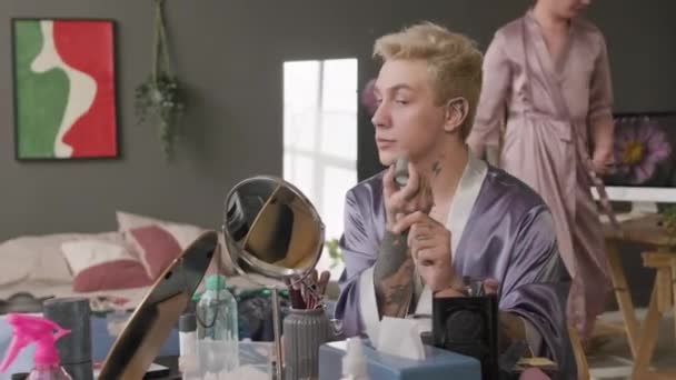 Dos Hermosos Jóvenes Caucásicos Queer Hombres Túnicas Seda Aplicando Maquillaje — Vídeo de stock