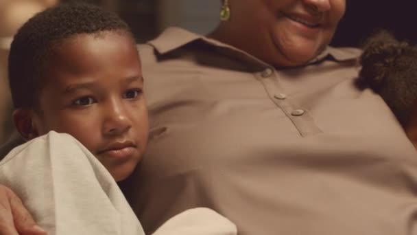 Střední Detailní Záběr Afroamerické Babičky Sedí Mezi Dvěma Dětmi Gauči — Stock video