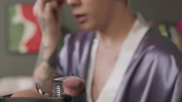 Kippen Der Brust Eines Jungen Kaukasischen Queeren Mannes Mit Stirnband — Stockvideo