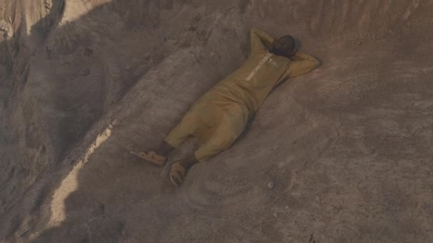사막에서 언덕에 손으로 뒷면에 노란색 아프리카계 미국인 남자의 — 비디오