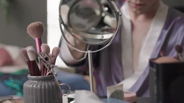 Mor Ipek Bornozlu Dövmeli Beyaz Adam Makyaj Malzemelerini Seçici Bir — Stok video