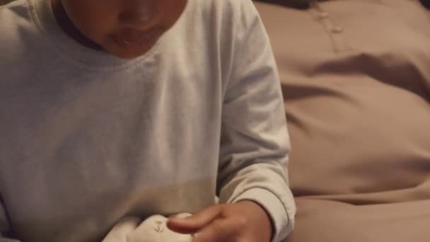 Tilt Slowmo Engagierter Afroamerikanischer Kleiner Junge Mit Spielcontroller Beim Spielen — Stockvideo