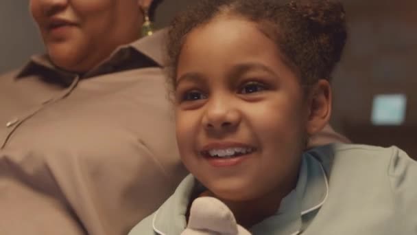 Середній Крупним Планом Повільним Задоволенням Афроамериканської Маленької Дівчинки Яка Грає — стокове відео