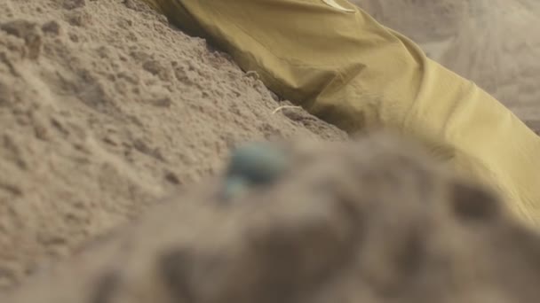 편안한 아프리카계 미국인 남자는 낮에는 사막에서 모래에 전통적인 노란색 셔츠에 — 비디오