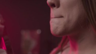 Drag Show 'dan önce kuliste makyaj yaparken kahverengi mat ruj süren eşcinsel adamın yakın plan fotoğrafı.