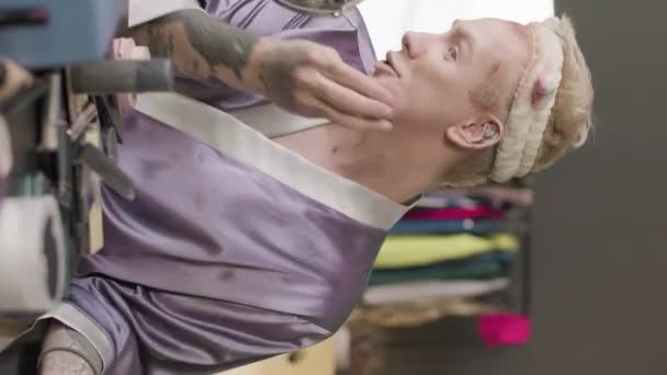 Pionowa Talia Białego Pedała Purpurowym Jedwabnym Szlafroku Opasce Głowie Podczas — Wideo stockowe