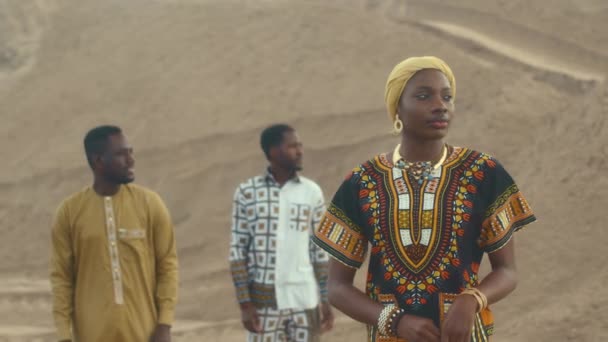 드레스와 배경에 아프리카계 미국인 사막에서 카메라에 머리카락에 원주민 아프리카계 미국인 — 비디오