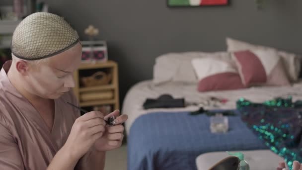 Περιμένετε Επάνω Του Νεαρός Καυκάσιος Queer Άνθρωπος Δίχτυ Μαλλιών Και — Αρχείο Βίντεο