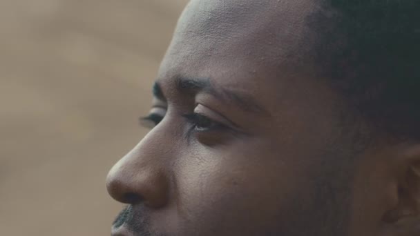 어두운 속눈썹 배경에 카메라를 네이티브 아프리카계 미국인 잘생긴 남자의 클로즈업 — 비디오