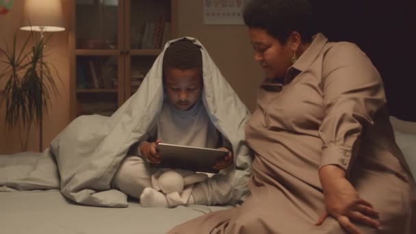 Medelstor Bild Söt Afroamerikansk Tween Pojke Sitter Sängen Med Mjuk — Stockvideo