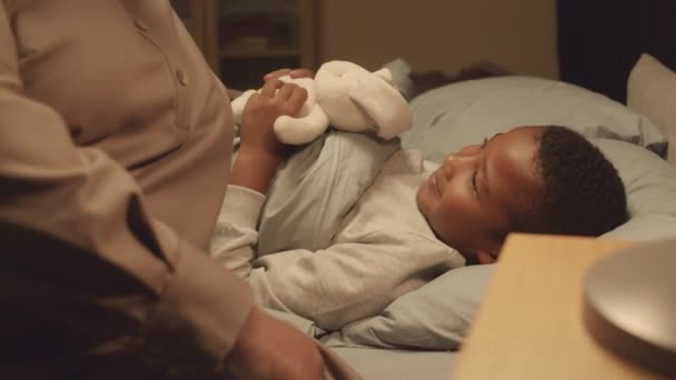 Cintura Para Arriba Abuela Afroamericana Poniendo Dormir Nieto Adolescente Besándolo — Vídeo de stock