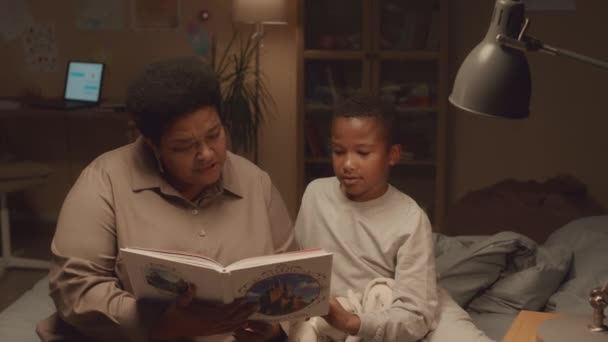 Medium Shot Van Afro Amerikaanse Oma Lezen Sprookjesboek Aan Kleine — Stockvideo