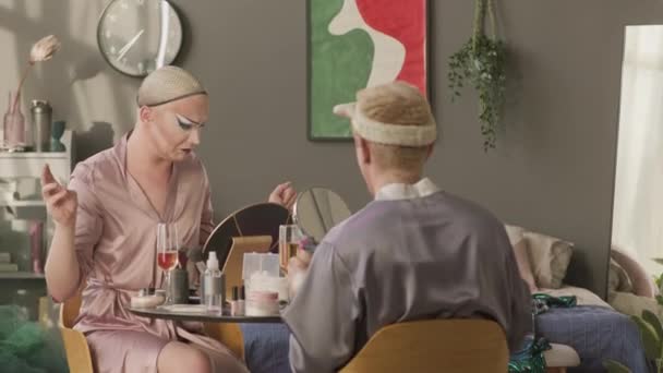 Makyaj Yapıp Şampanya Içerken Sohbet Eden Cluttercore Stüdyo Dairesinde Drag — Stok video
