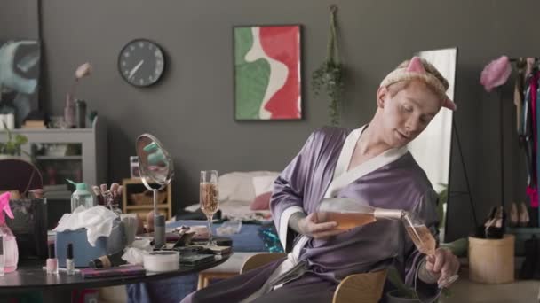 Medium Shot Two Caucasian Queer Men Silk Robes Doing Makeup — Stock Video