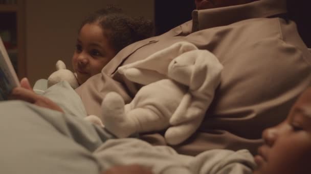 Обрізаний Знімок Невпізнаваної Бабусі Лежить Ліжку Разом Двома Онуками Початкового — стокове відео