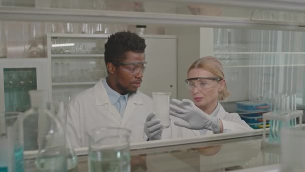 Klatka Piersiowa Dwóch Różnych Chemików Płci Męskiej Żeńskiej Białych Fartuchach — Wideo stockowe
