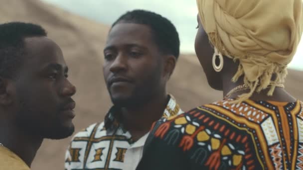 Zoom Dalam Potret Tiga Asli Afrika Amerika Suku Anggota Dalam — Stok Video