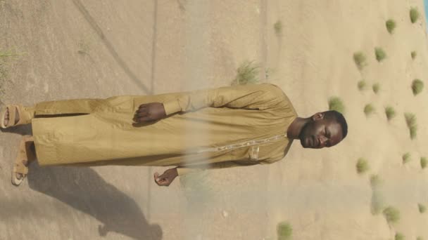 Pionowy Portret Młodego Afroamerykanina Noszącego Tradycyjną Żółtą Szatę Długimi Rękawami — Wideo stockowe