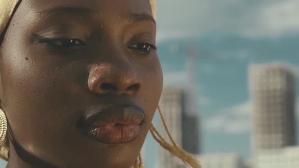 Retrato Close Jovem Afro Americana Linda Usando Jóias Ouro Lenço — Vídeo de Stock