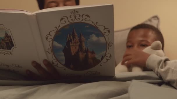 Střední Detailní Záběr Babičky Čtení Fantastické Pohádky Pro Vnoučata Ležící — Stock video