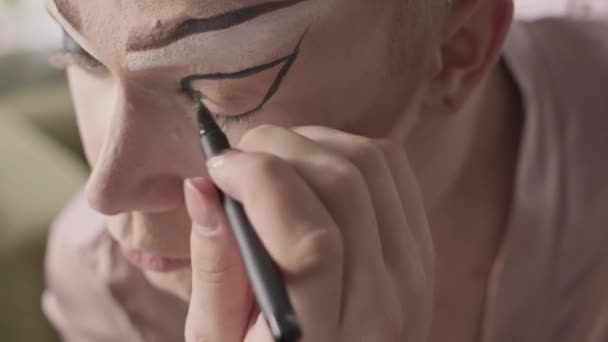 Zbliżenie Biały Queer Człowiek Pomocą Czarny Oko Liniowiec Podczas Rysunek — Wideo stockowe