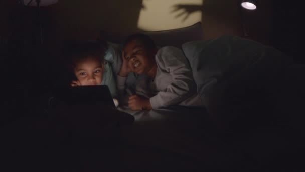 Zwei Afroamerikaner Zwischen Bruder Und Schwester Mit Digitalem Tablet Während — Stockvideo