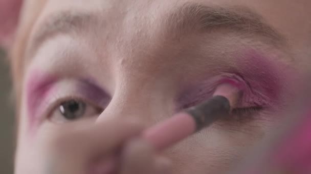 Closeup Young Caucasian Queer Man Doing Gradient Pink Eye Makeup — Stock Video