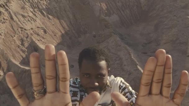 Süslü Tulumlu Kamerayı Elleriyle Iten Kum Tepelerinde Dikilirken Doğrudan Size — Stok video