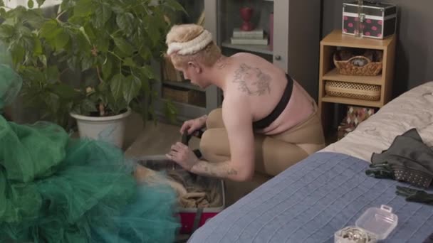 Zelfverzekerde Blanke Homo Man Draagt Beha Nide Panty Nemen Blonde — Stockvideo