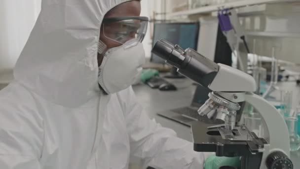 Penutup Menengah Ahli Kimia Laki Laki Hitam Mengenakan Kacamata Pengaman — Stok Video