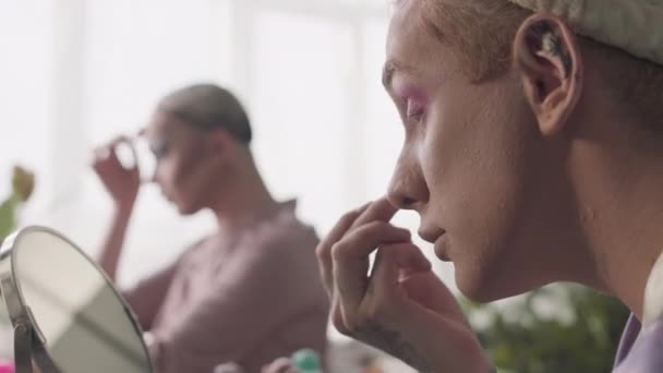Médio Close Dois Jovens Caucasianos Queer Homens Fazendo Arrastar Maquiagem — Vídeo de Stock
