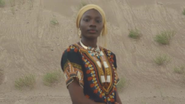 사막에서 카메라에 전통적인 드레스를 자신감 아프리카계 미국인 여성의 초상화 — 비디오