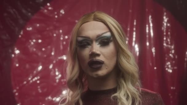 Retrato Primer Plano Medio Fabulosa Drag Queen Caucásica Con Maquillaje — Vídeo de stock