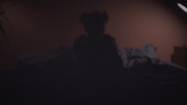 Zoom Shot Van Bang Afrikaans Amerikaans Klein Meisje Dat Rondkijkt — Stockvideo