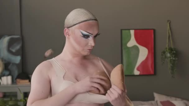 Midjan Upp Kaukasiska Queer Man Med Imponerande Drag Makeup Med — Stockvideo