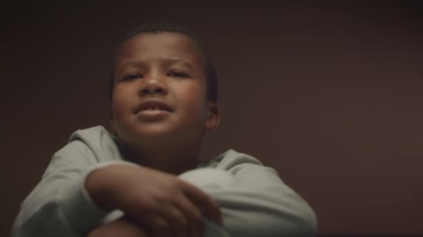 Zoom Portrecie Przerażonego Afroamerykanina Małego Chłopca Patrzącego Kamerę Siedzącego Kolanami — Wideo stockowe