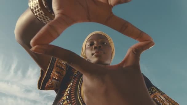 Vergrößern Sie Das Porträt Einer Schönen Jungen Afroamerikanerin Traditioneller Kunstvoller — Stockvideo