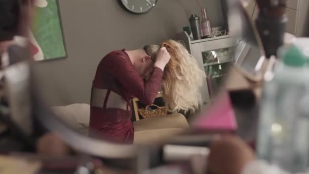 Genom Spegel Skott Feminin Queer Man Tight Glänsande Röd Klänning — Stockvideo