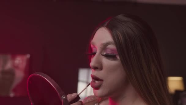 Medium Närbild Kaukasiska Queer Man Med Ljus Makeup Lösögonfransar Och — Stockvideo