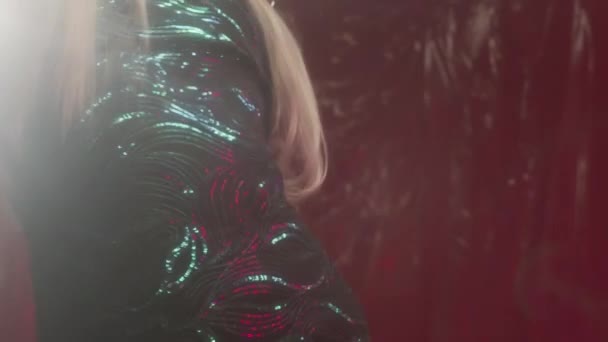 Mittelteil Der Nicht Wiederzuerkennenden Drag Queen Glänzendem Minikleid Tanzt Während — Stockvideo